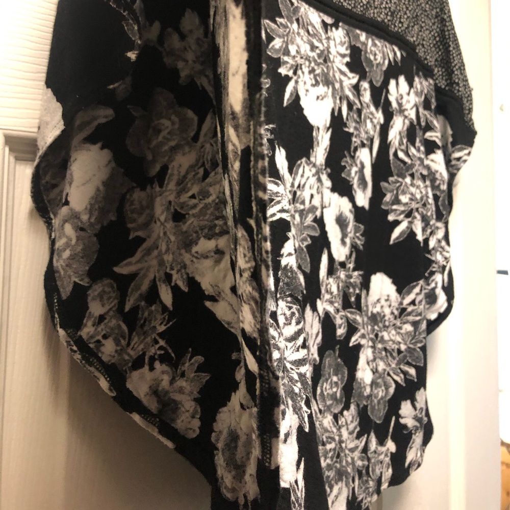 🤍🖤H&M top🖤🤍 - Picture 3 of 5